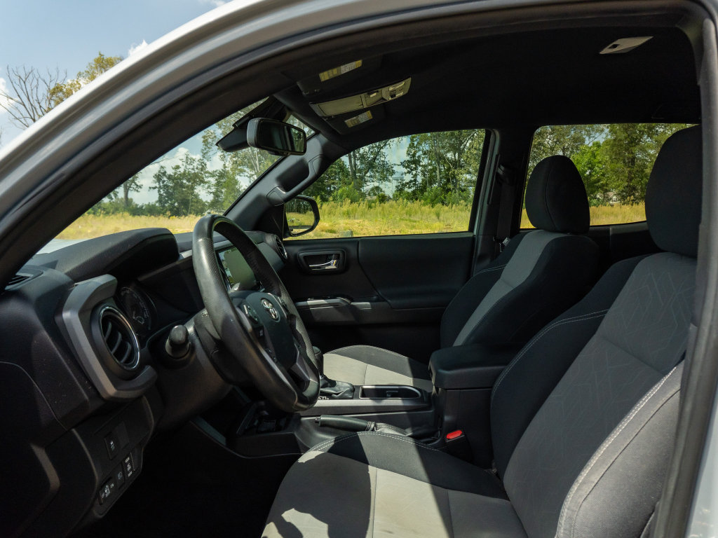 Used 2020 Toyota Tacoma TRD Sport w/ Technology Package RWD image 11