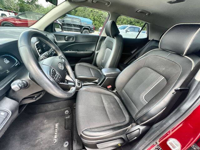 Used 2023 Hyundai Venue Limited w/ Cargo Package FWD image 19