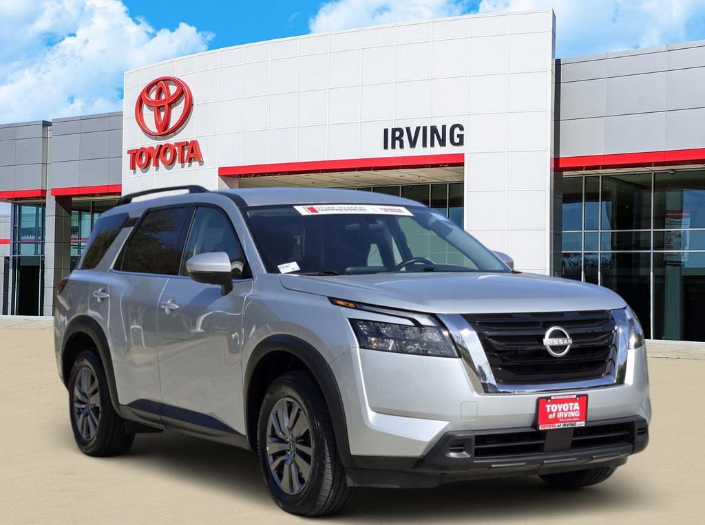 Used 2025 Nissan Pathfinder SV image 2