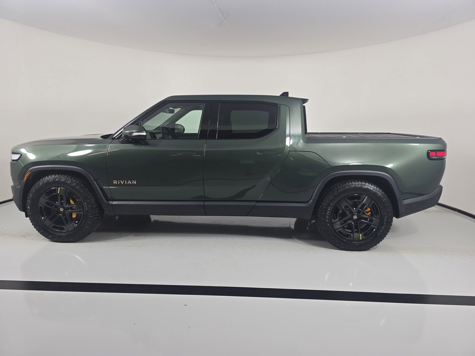 Used 2022 Rivian R1T Adventure image 2