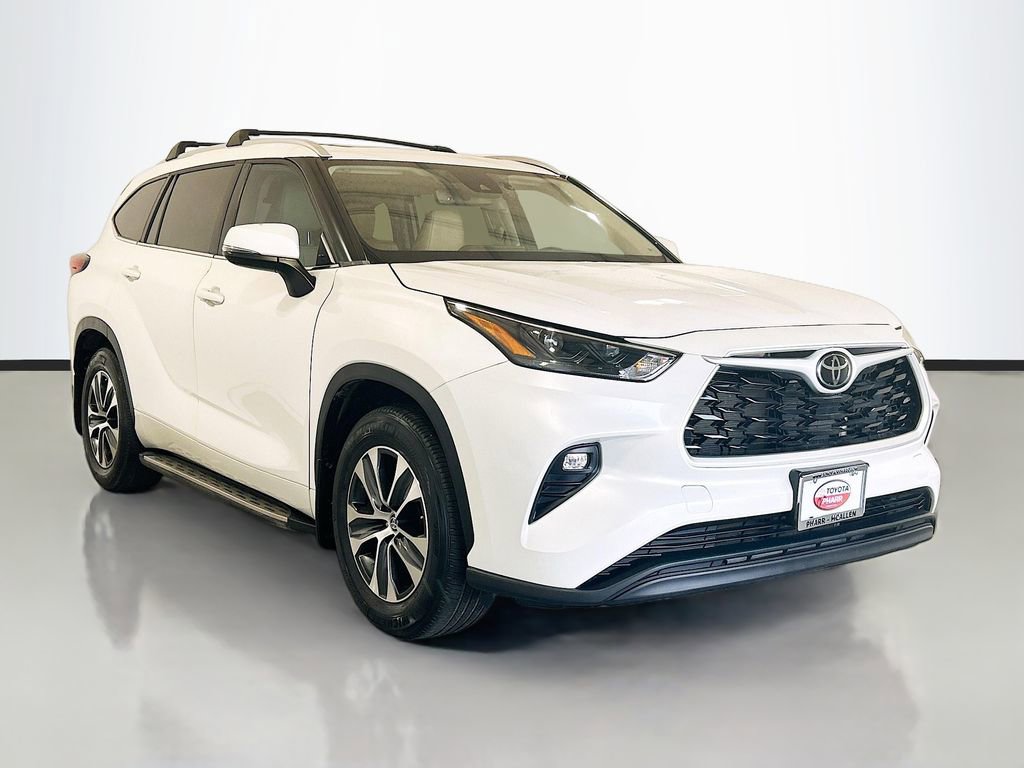 Used 2023 Toyota Highlander XLE FWD image 3