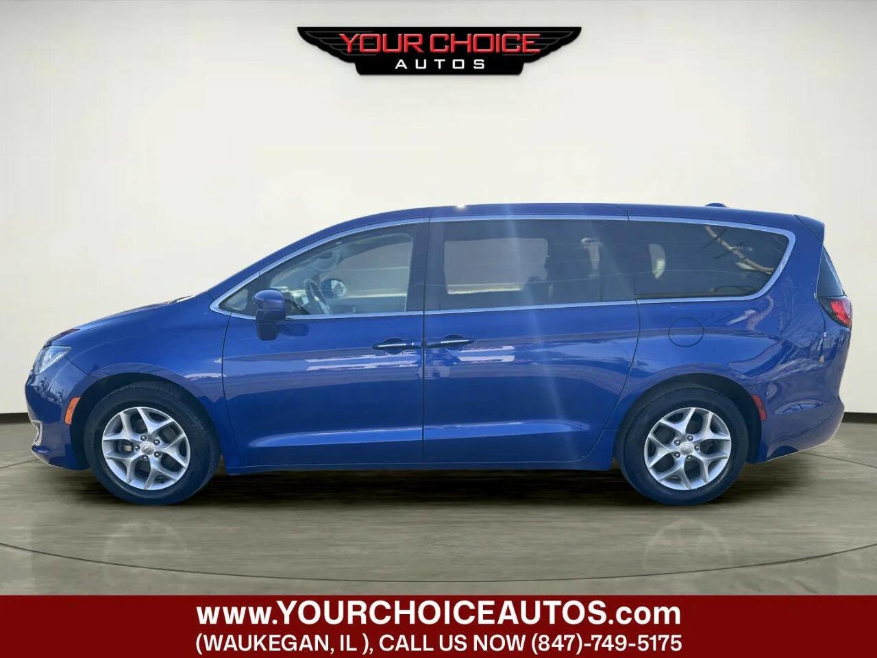 Used 2019 Chrysler Pacifica Touring Plus w/ Tire & Wheel Group FWD image 2