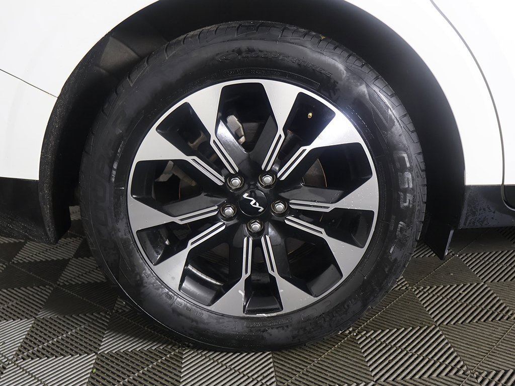 Used 2023 Kia Carnival EX image 21