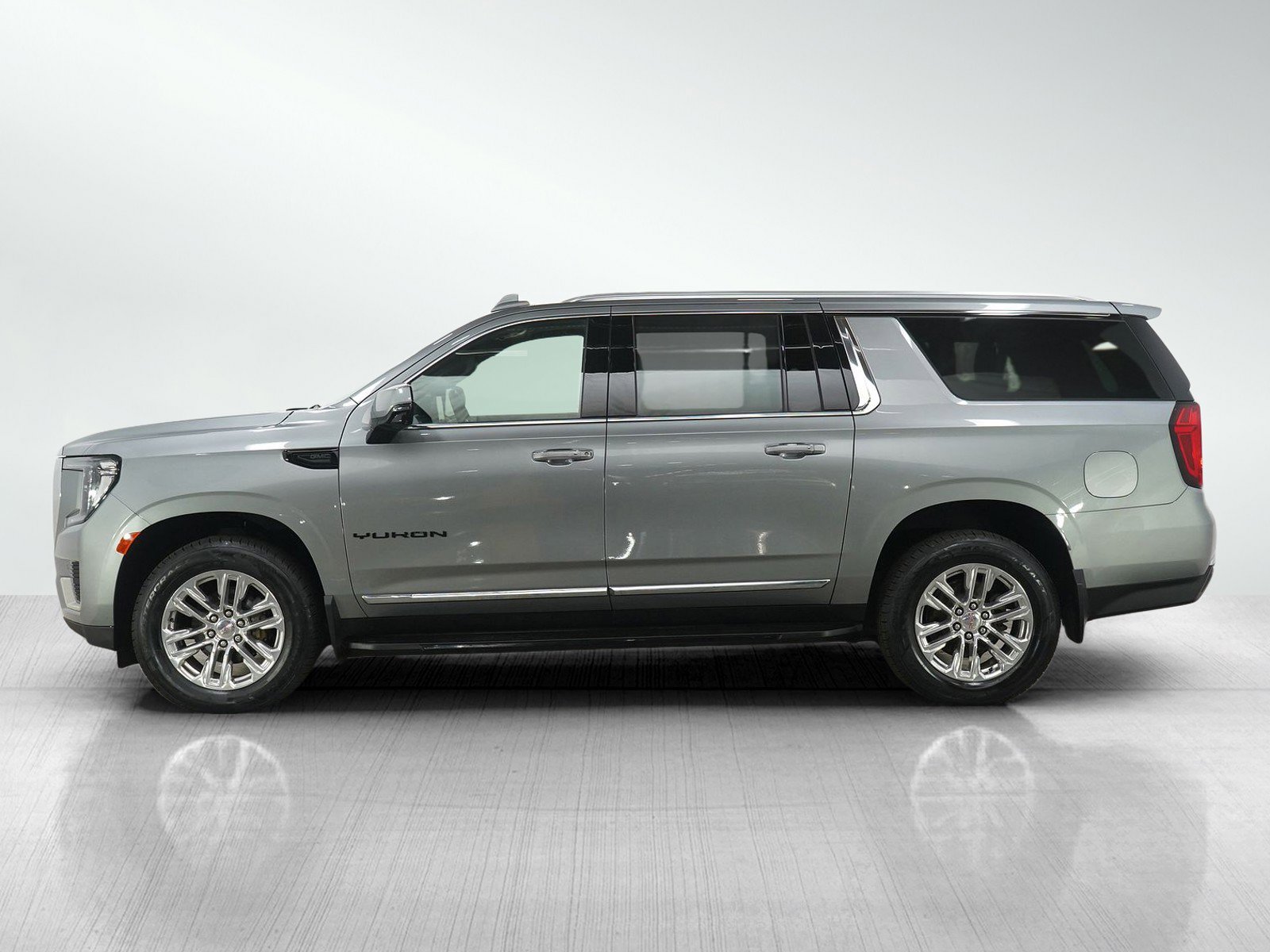 Used 2023 GMC Yukon XL SLT w/ SLT Premium Package image 2
