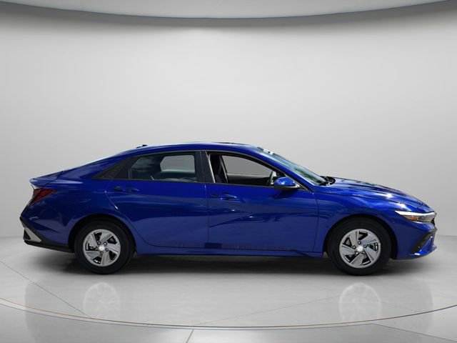 Used 2025 Hyundai Elantra SE w/ Cargo Package FWD image 5