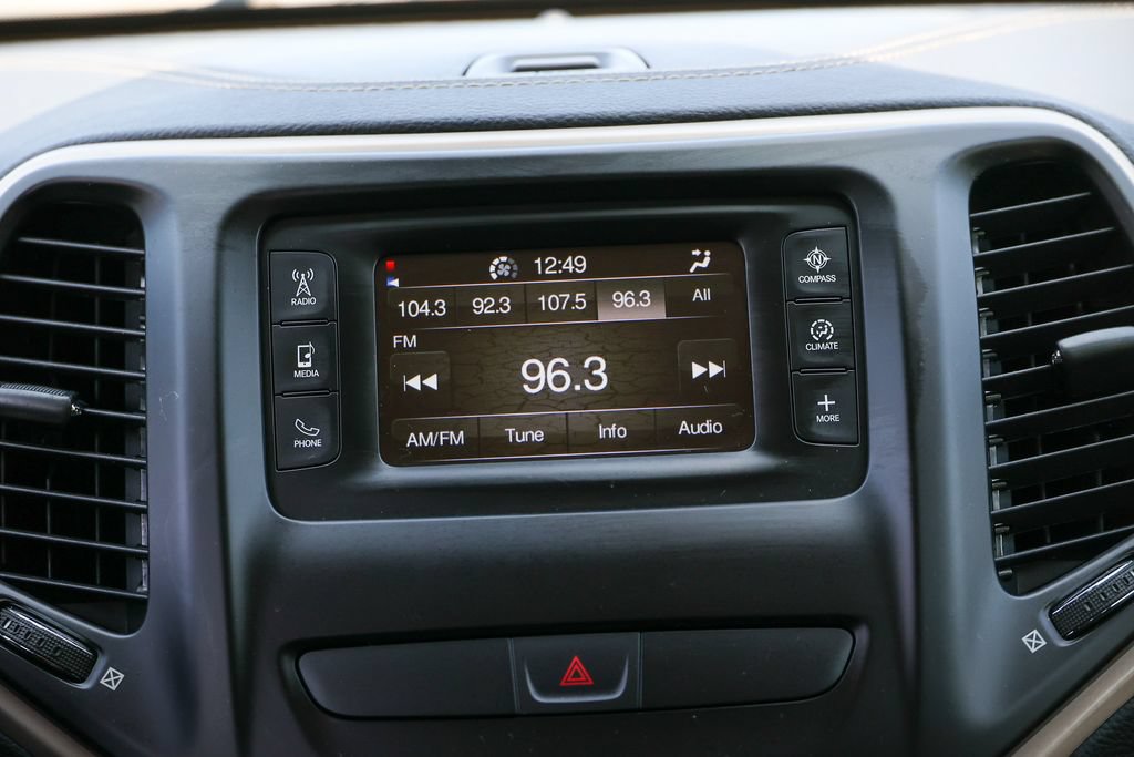 Used 2018 Jeep Cherokee Latitude w/ Altitude Package FWD image 10