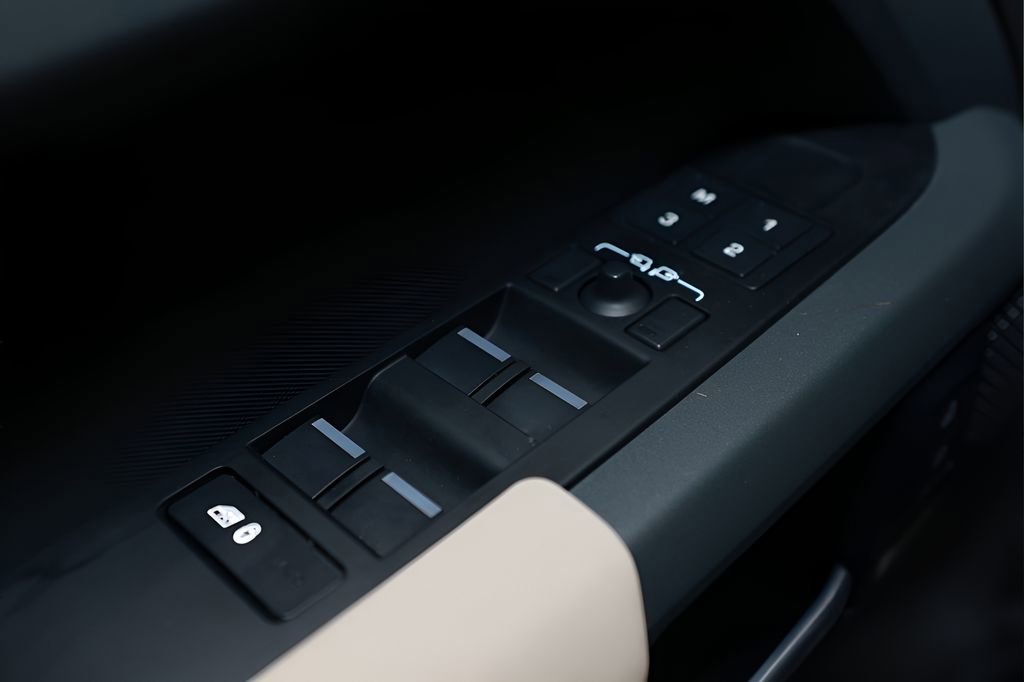 Used 2023 Land Rover Defender 110 X-Dynamic SE image 32