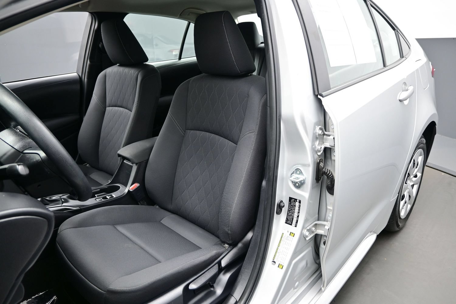 Used 2025 Toyota Corolla LE FWD image 11