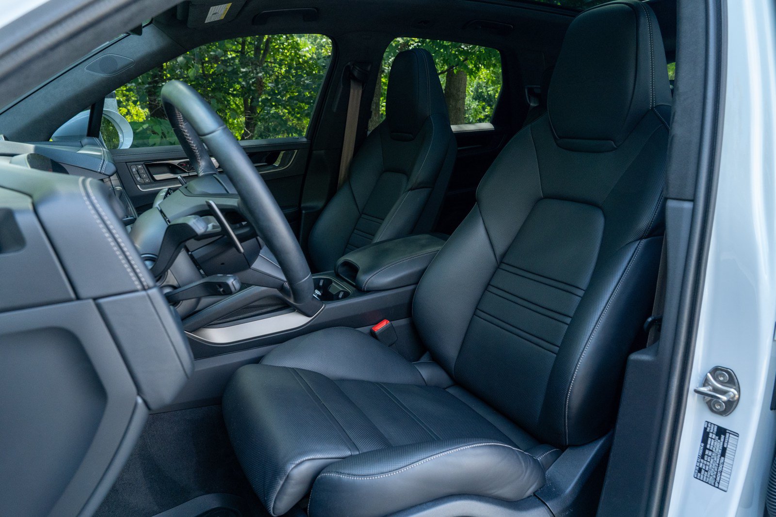 Certified 2025 Porsche Cayenne Turbo AWD/4WD image 5