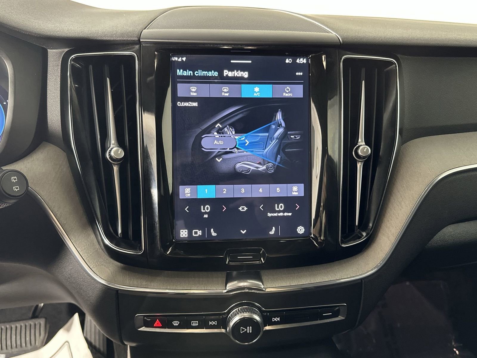 Used 2025 Volvo XC60 B5 Plus image 25