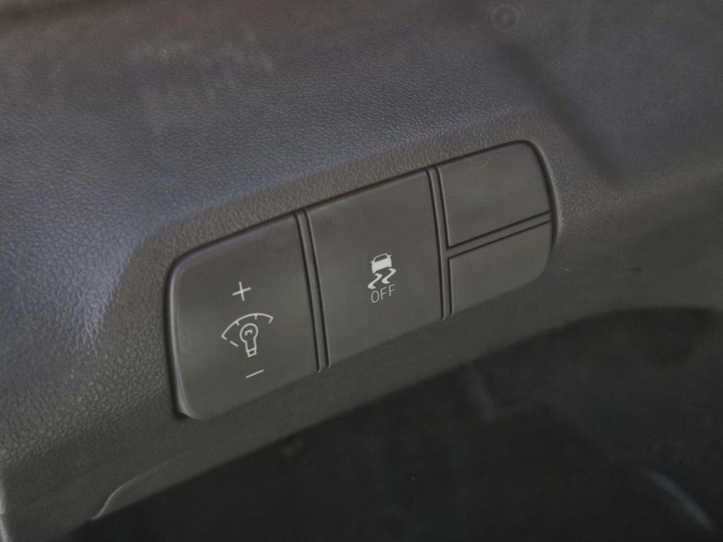 Used 2025 Hyundai Elantra SEL image 17