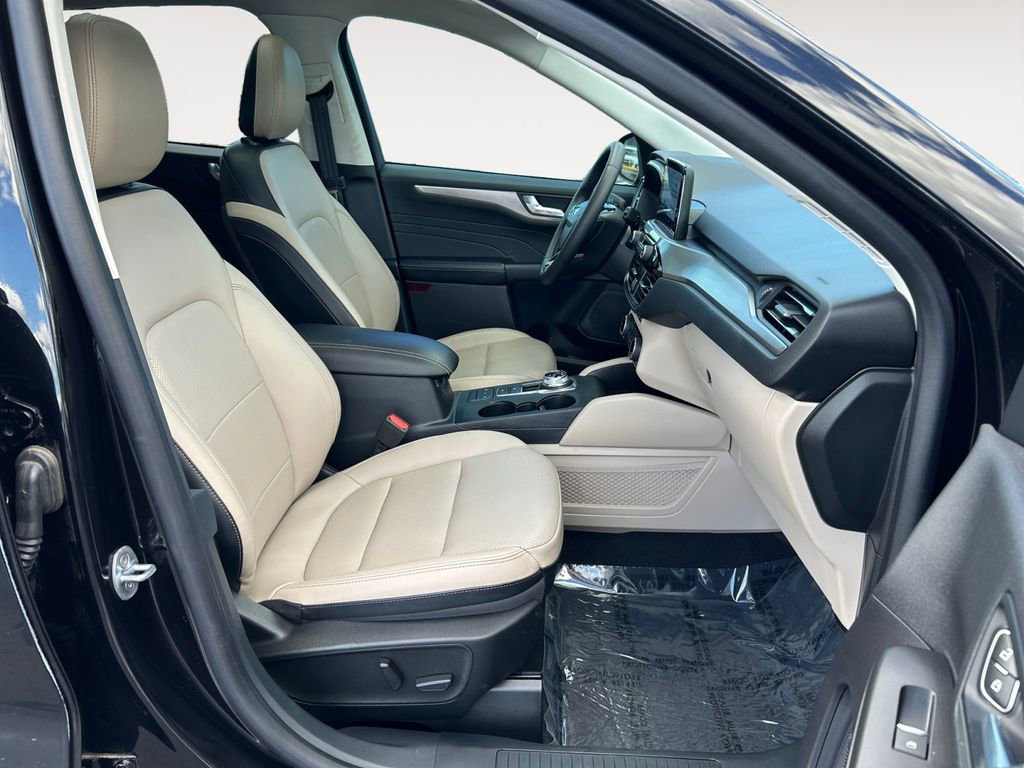 Used 2022 Ford Escape Titanium w/ Class II Trailer Tow Package image 11