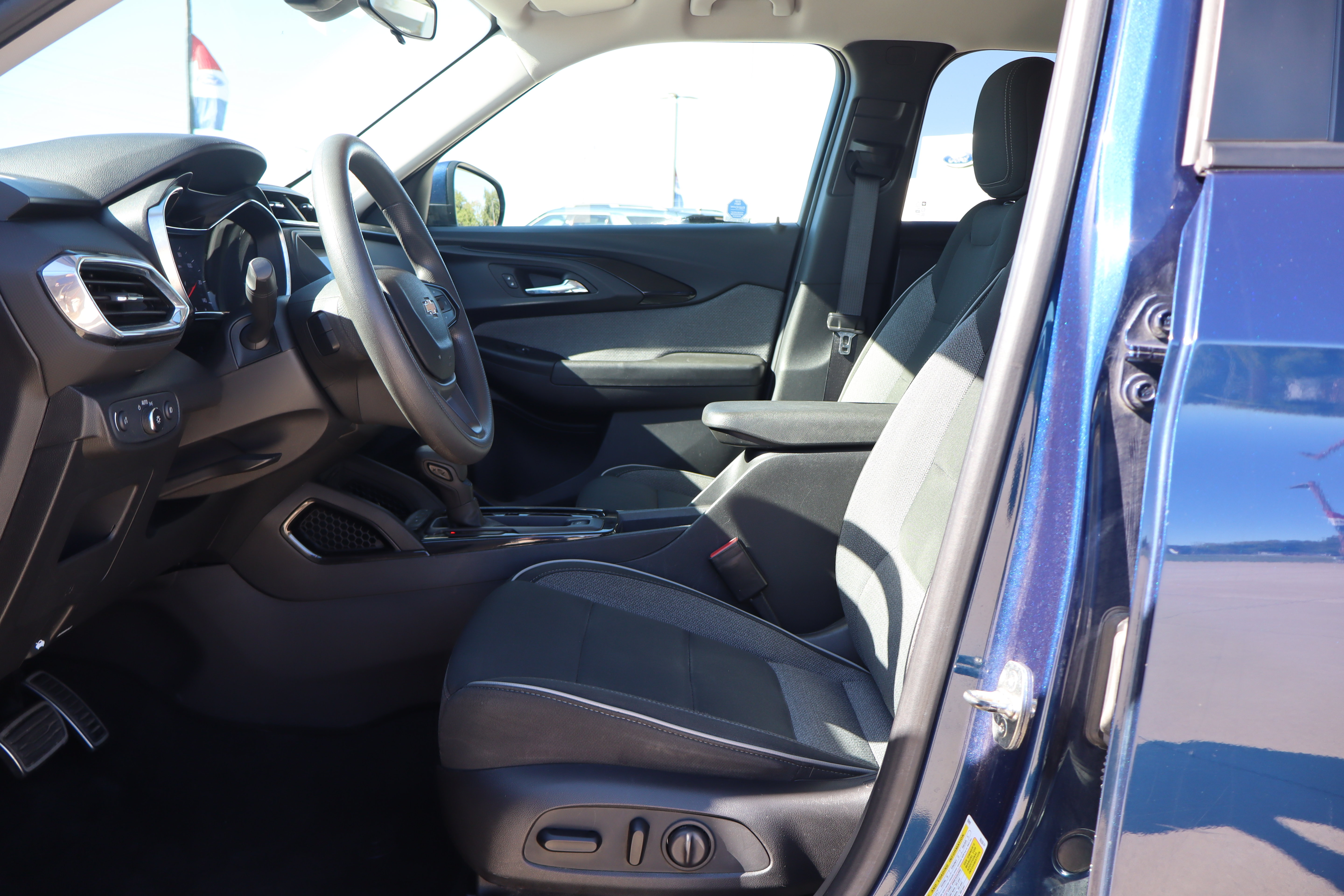 Used 2022 Chevrolet TrailBlazer LT w/ LPO, Blackout Package FWD image 10