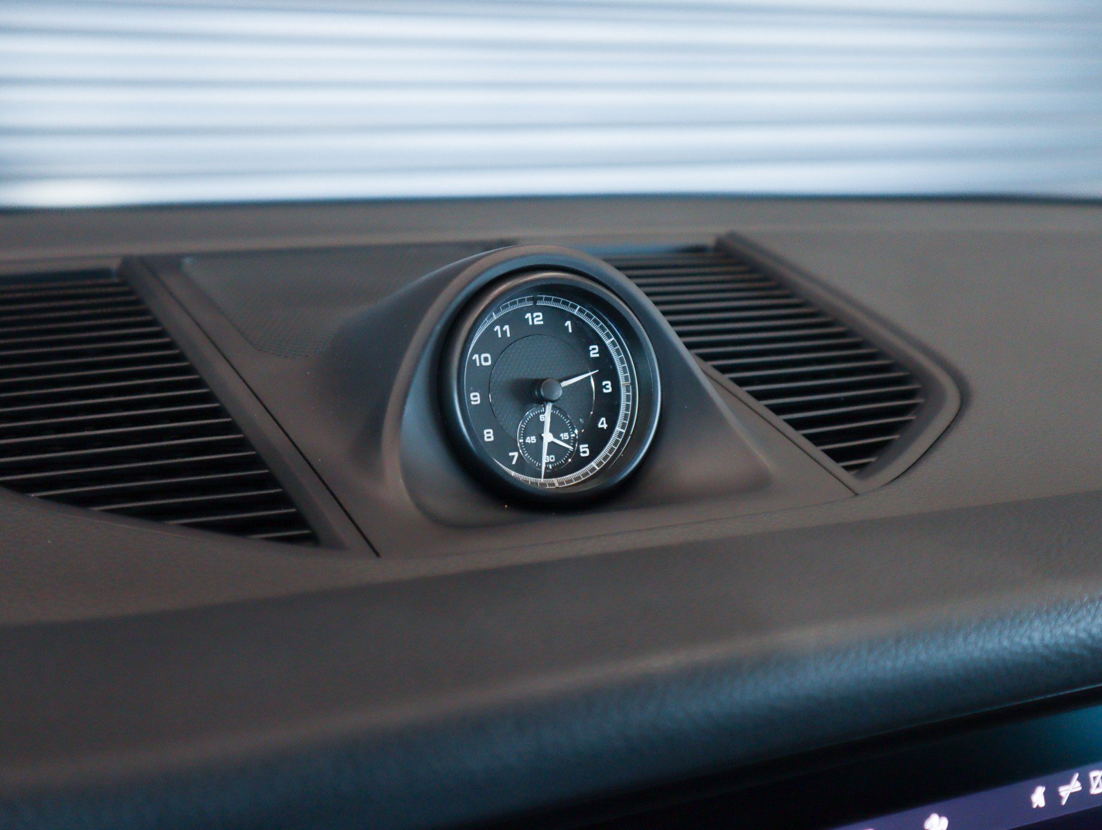 Certified 2023 Porsche Macan AWD/4WD image 25