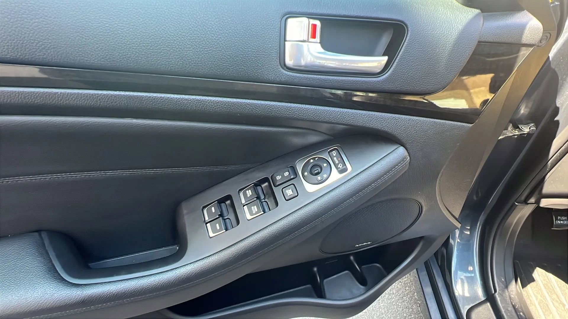 Used 2015 Kia Cadenza Premium image 22