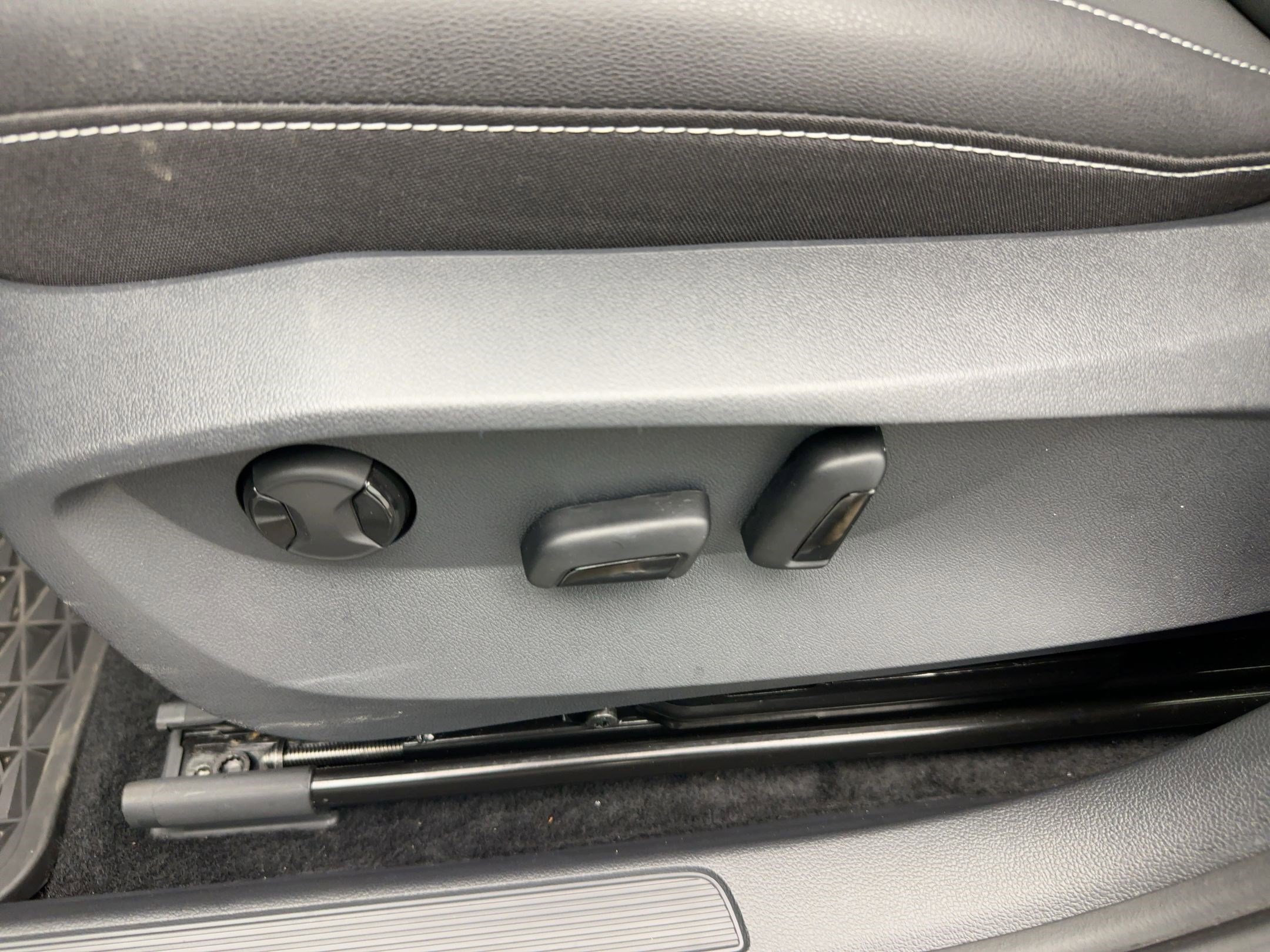 Used 2024 Volkswagen Taos SE image 13