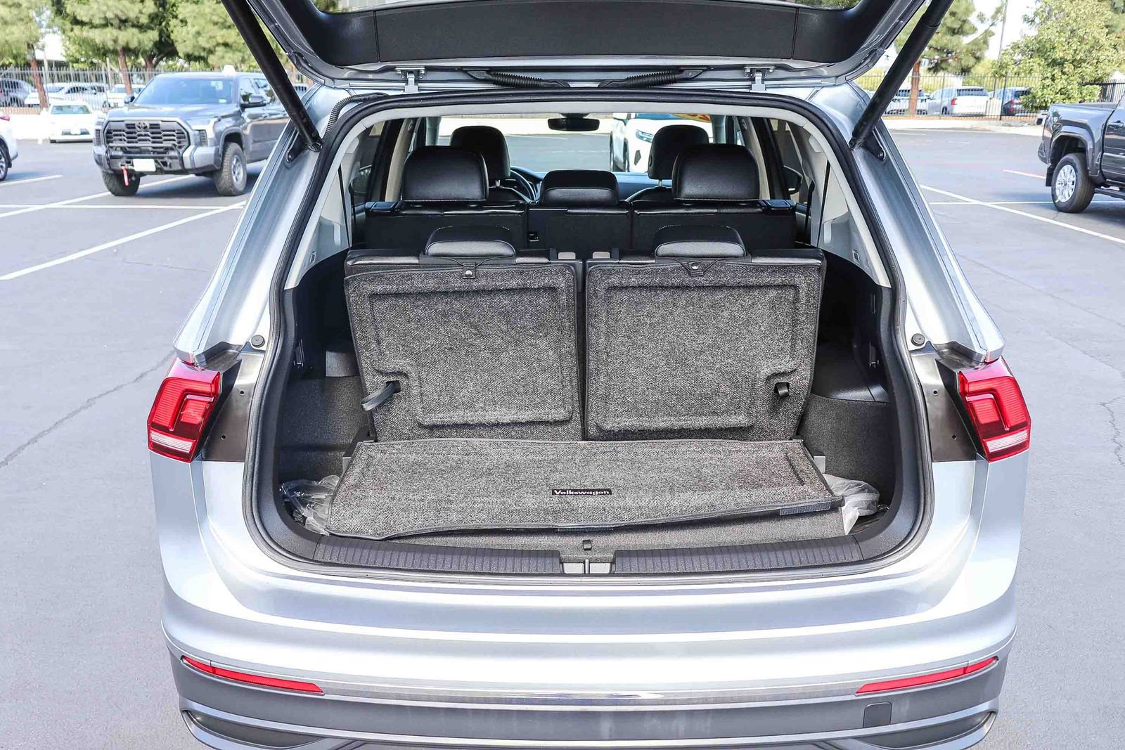 Used 2024 Volkswagen Tiguan SE FWD image 32
