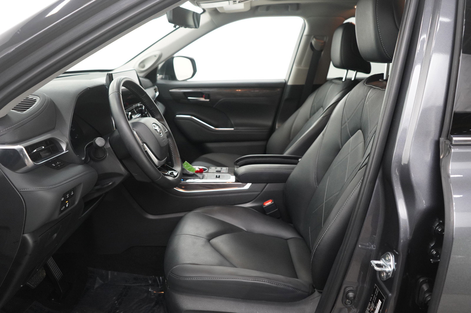 Used 2025 Toyota Highlander Platinum image 15