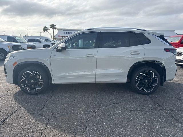 Used 2025 Volkswagen Tiguan SEL R-Line image 2