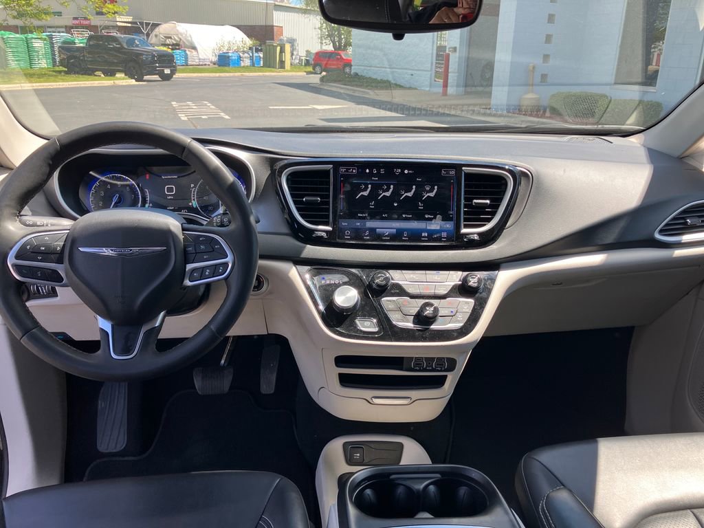 Used 2024 Chrysler Pacifica Touring-L FWD image 14