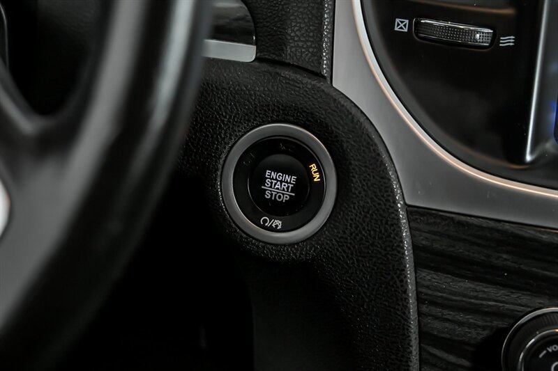 Used 2019 Chrysler 300 Touring RWD image 23