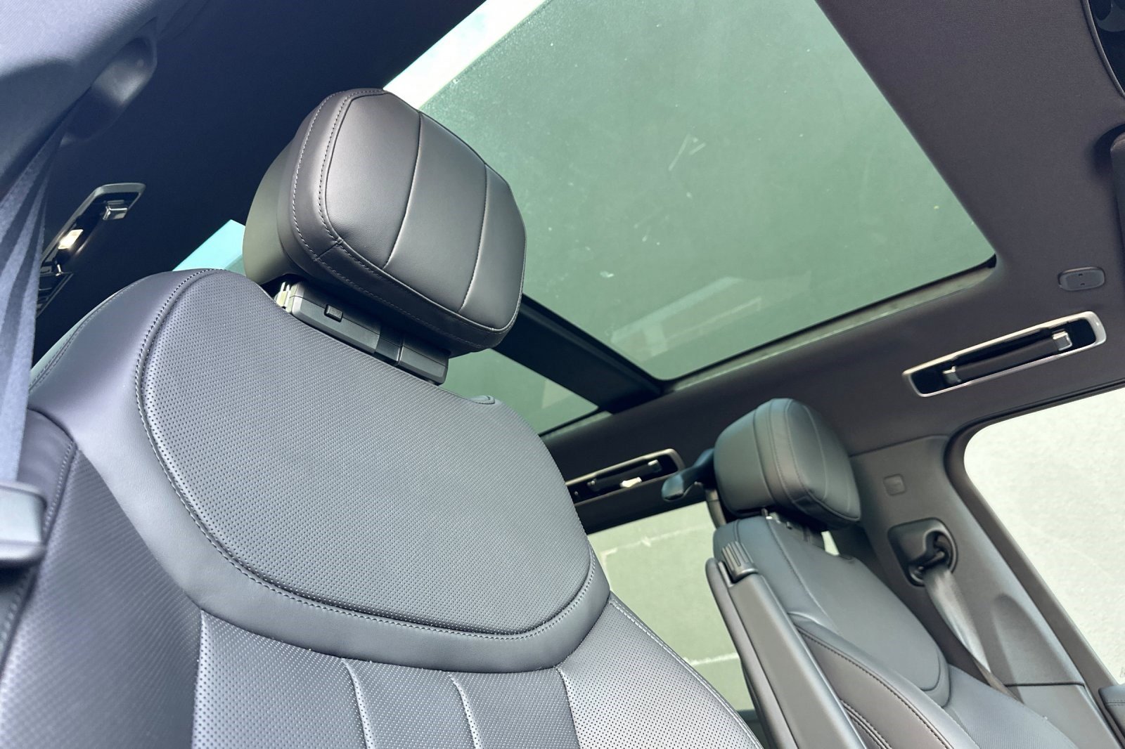 New 2026 Land Rover Range Rover Long Wheelbase SE image 24