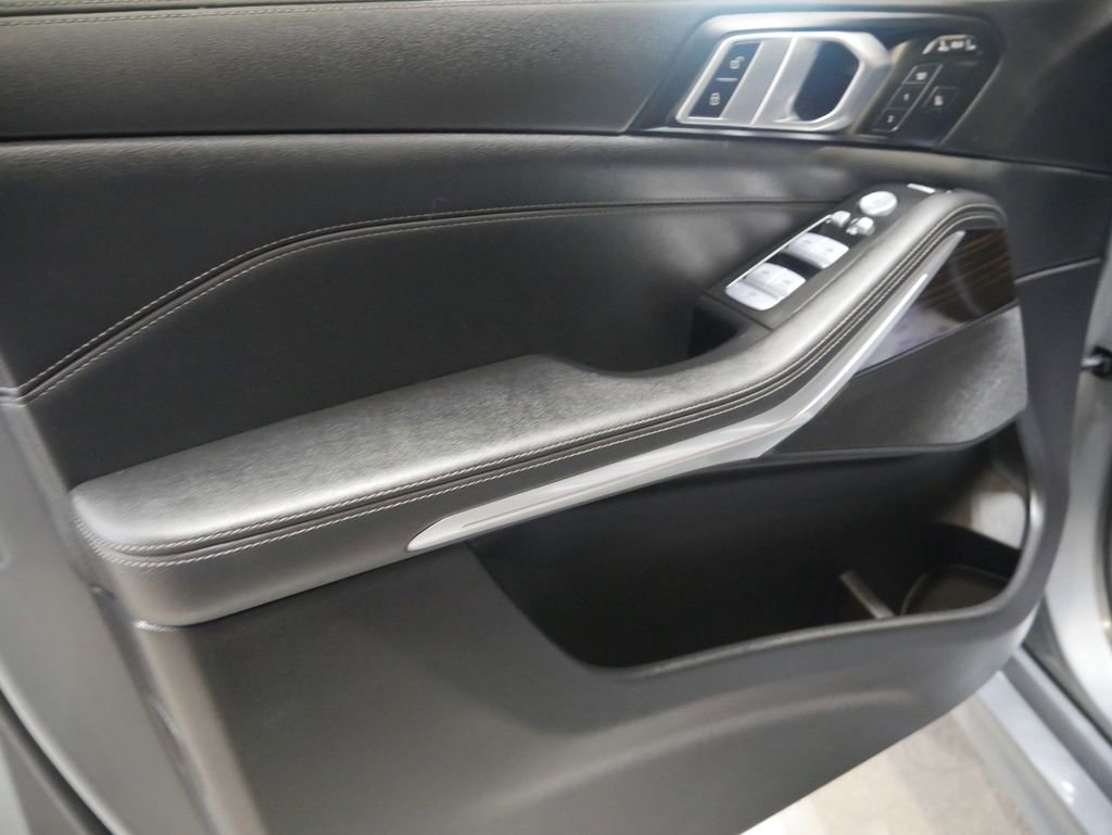 Used 2023 BMW X7 xDrive40i w/ M Sport Package AWD/4WD image 15