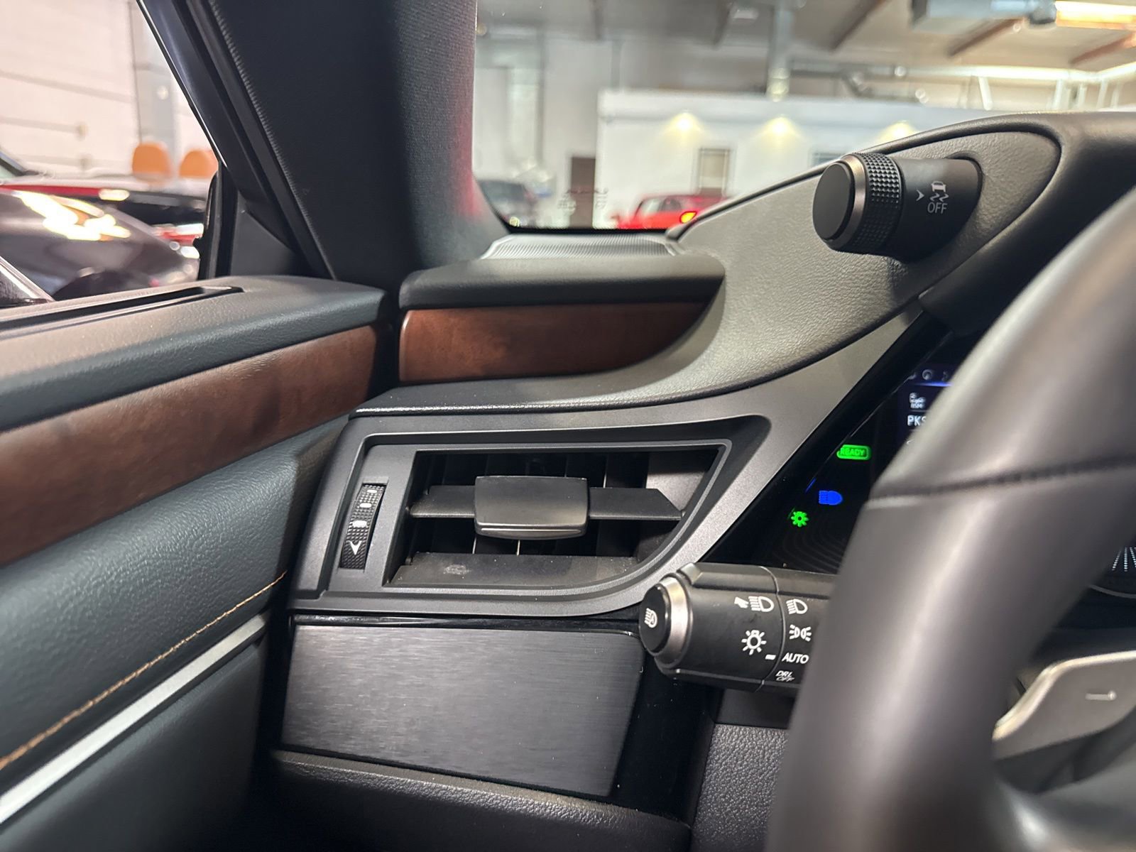 Used 2025 Lexus ES 300h w/ Premium Package FWD image 33