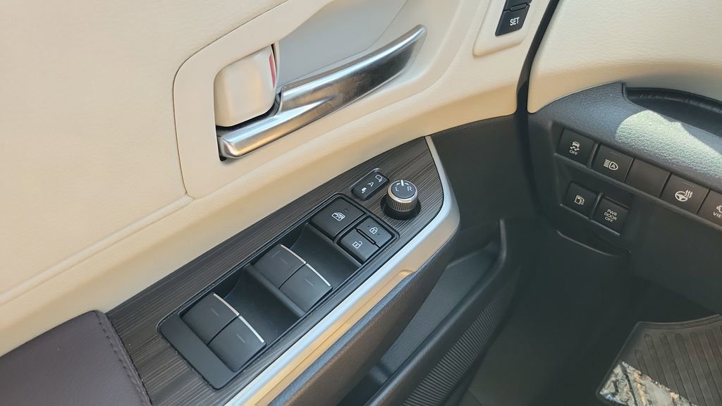 Used 2023 Toyota Sienna Platinum FWD image 20