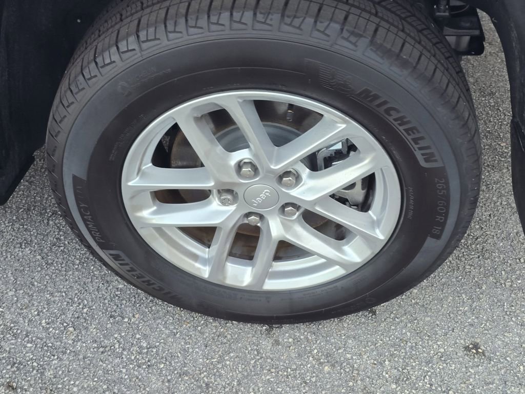 Used 2025 Jeep Grand Cherokee L Laredo image 7