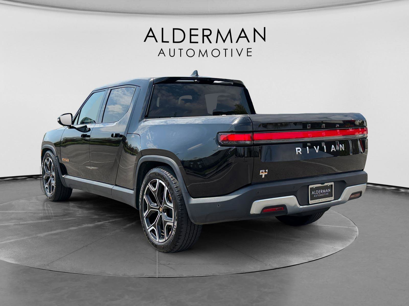 Used 2022 Rivian R1T Adventure image 3