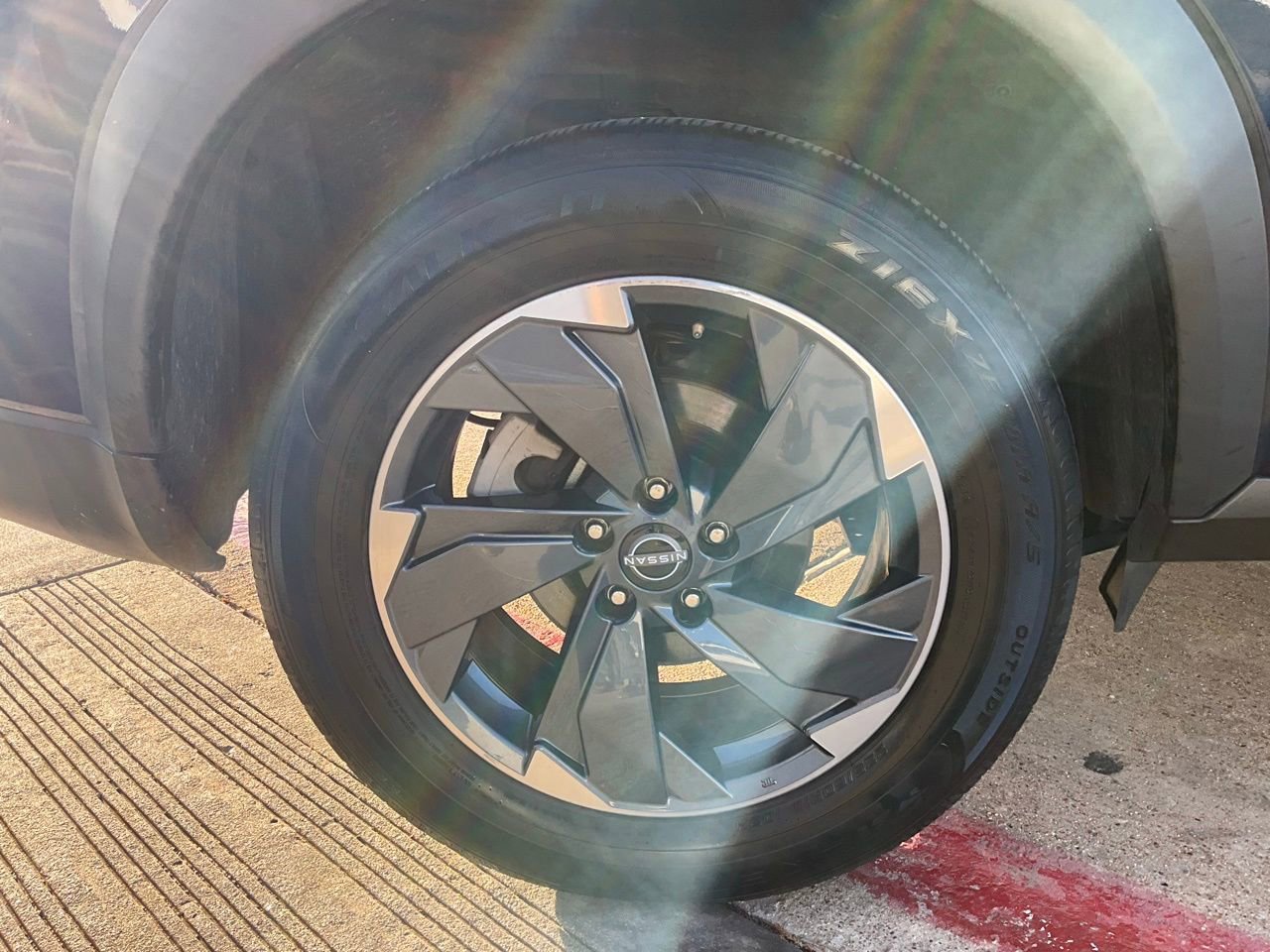 Used 2025 Nissan Rogue SV image 9