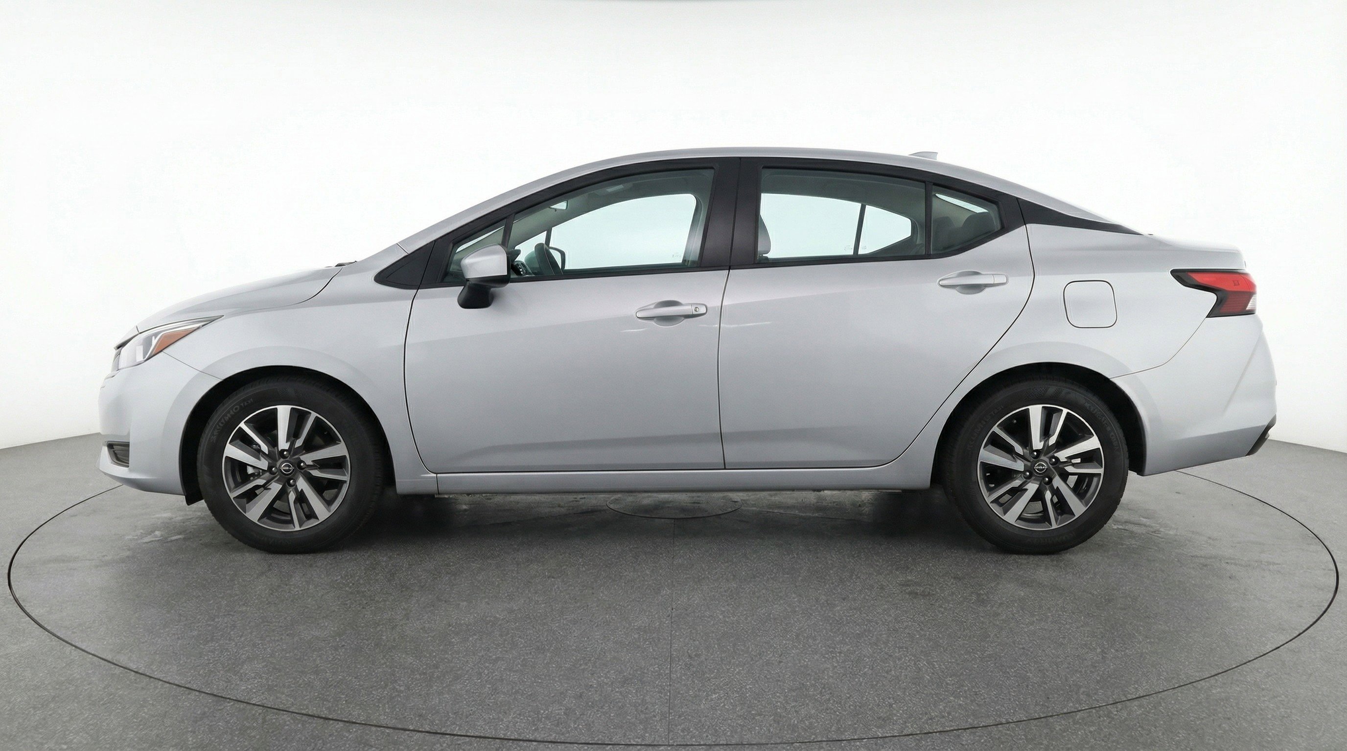 Used 2025 Nissan Versa SV image 5