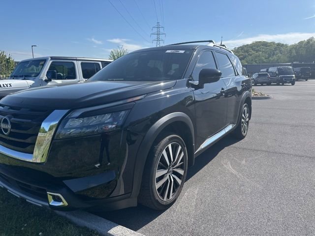 Used 2025 Nissan Pathfinder Platinum w/ Cargo Package image 10