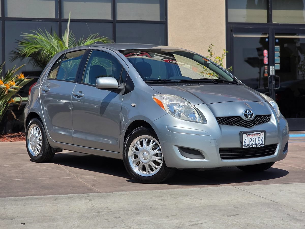 Used 2010 Toyota Yaris 4-Door Hatchback FWD image 3