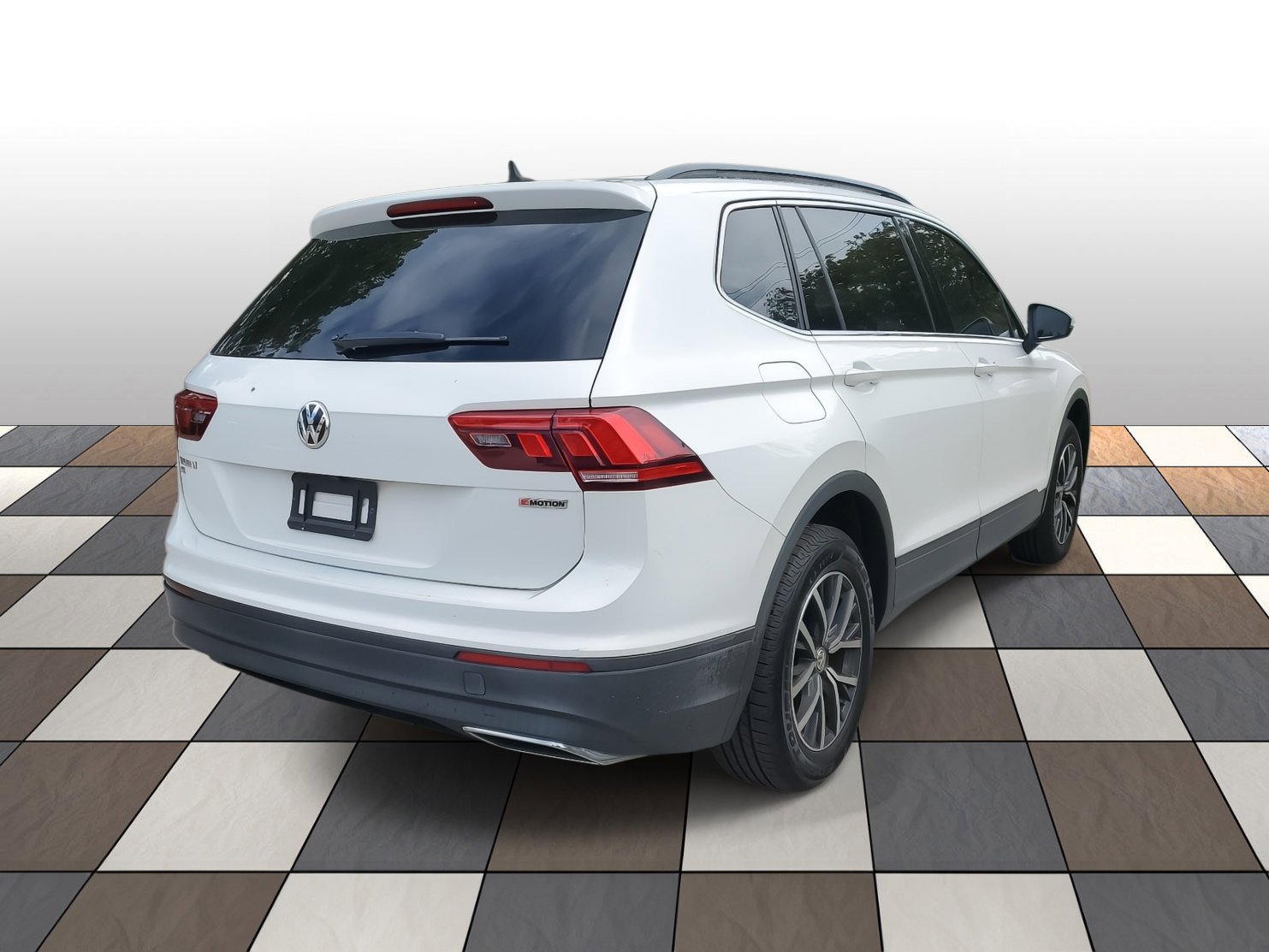 Used 2019 Volkswagen Tiguan SE w/ Panoramic Sunroof Package image 4