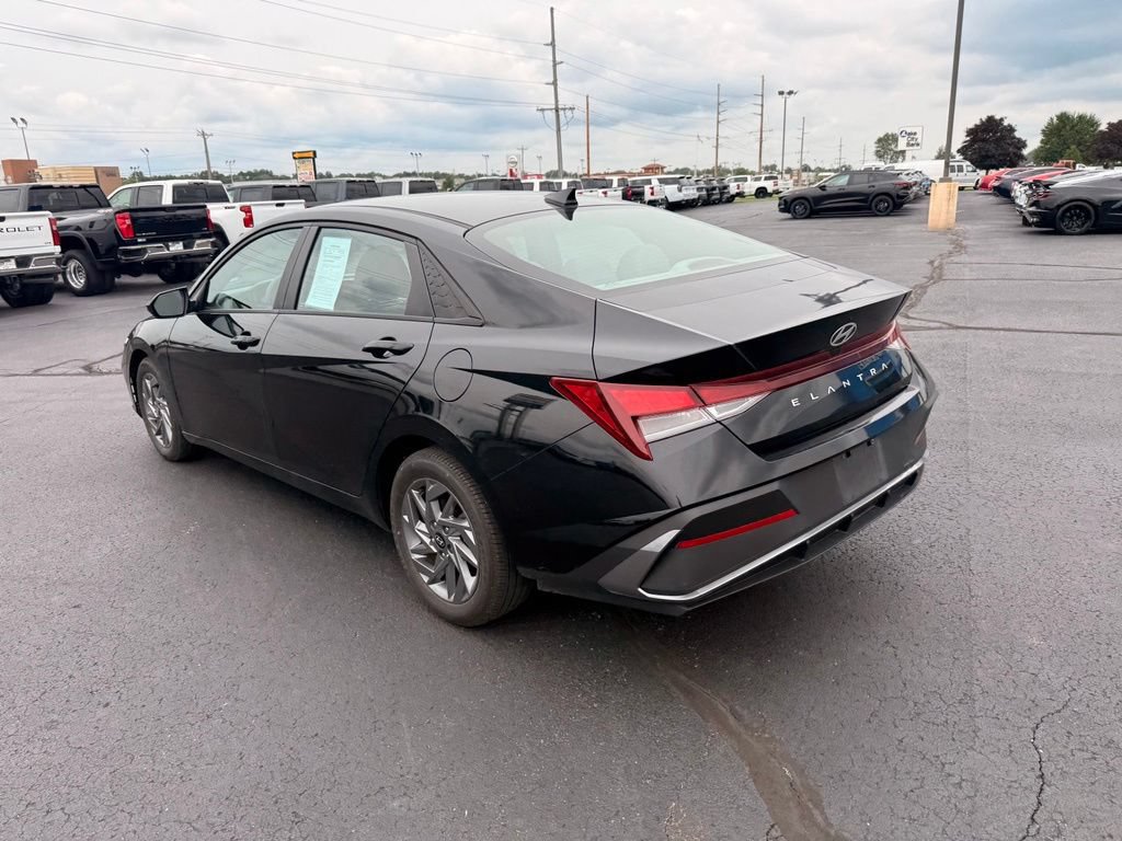 Used 2024 Hyundai Elantra SEL FWD image 3