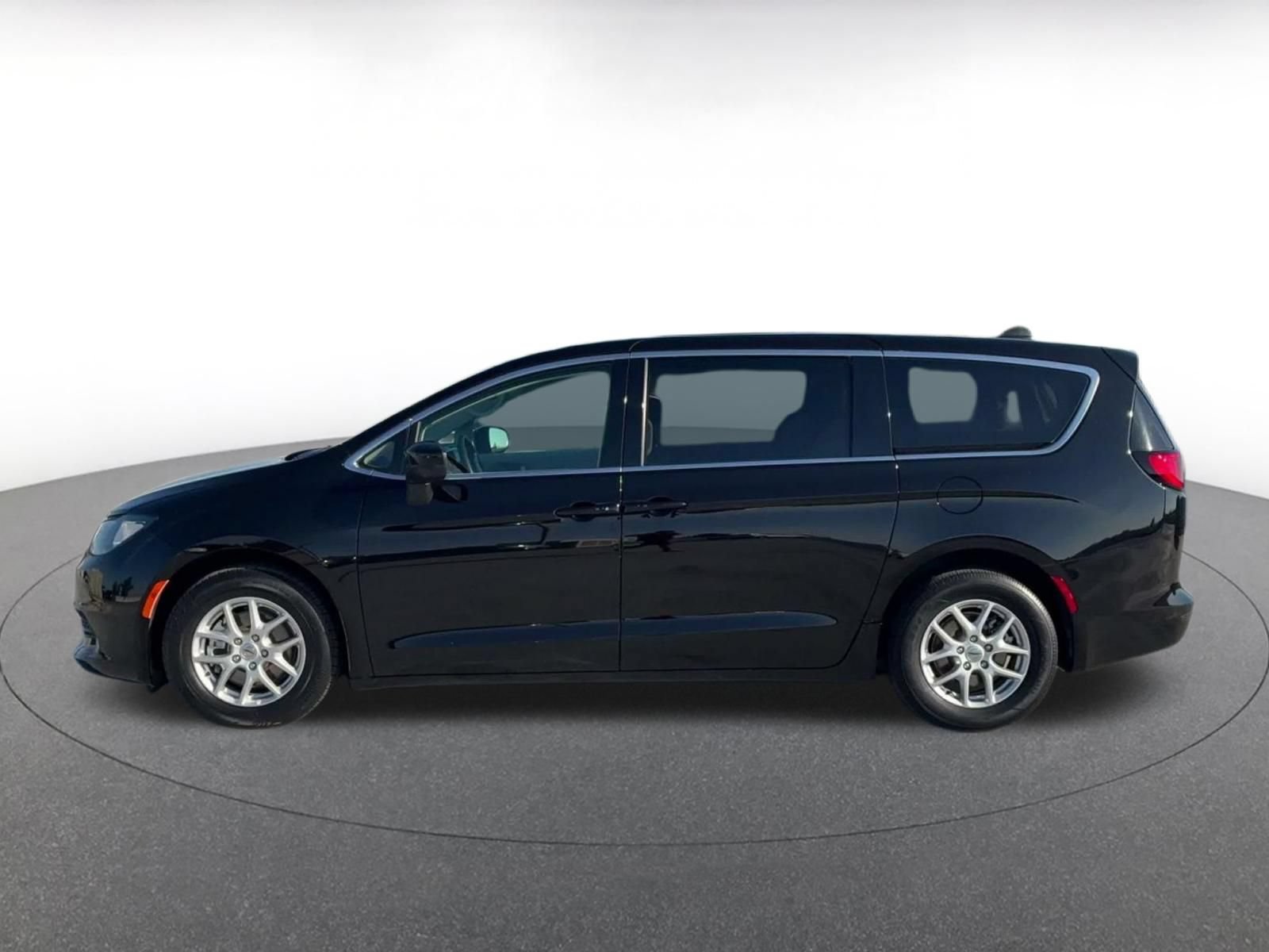 Used 2024 Chrysler Voyager LX FWD image 8