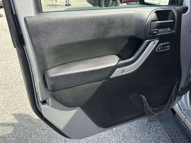 Used 2017 Jeep Wrangler Sahara w/ Connectivity Group AWD/4WD image 16