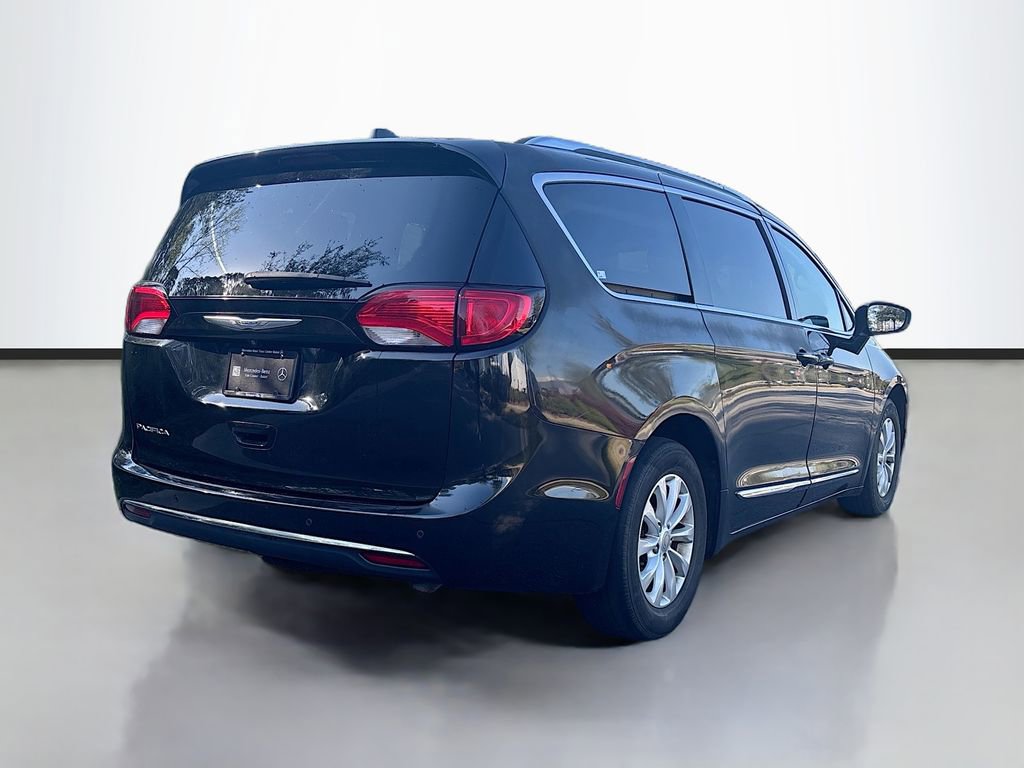 Used 2019 Chrysler Pacifica Touring-L image 3