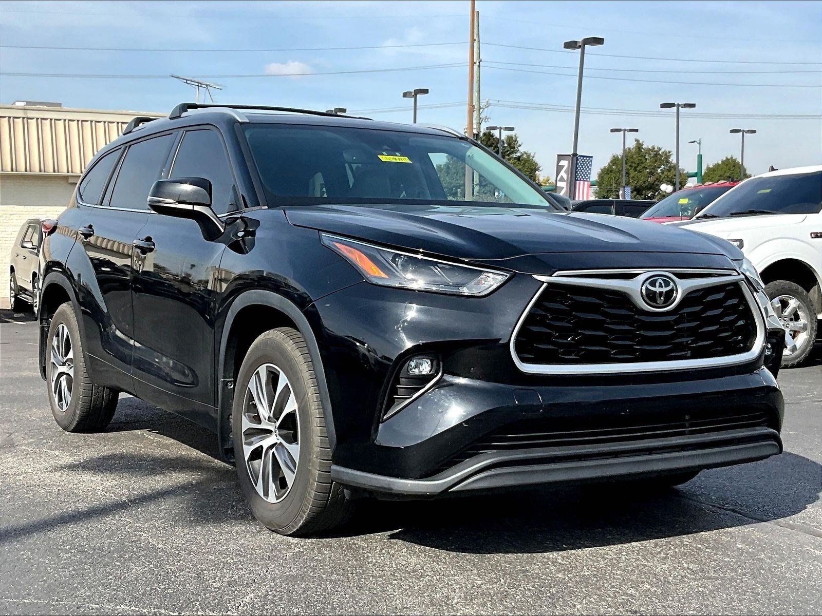Used 2022 Toyota Highlander XLE AWD/4WD image 3