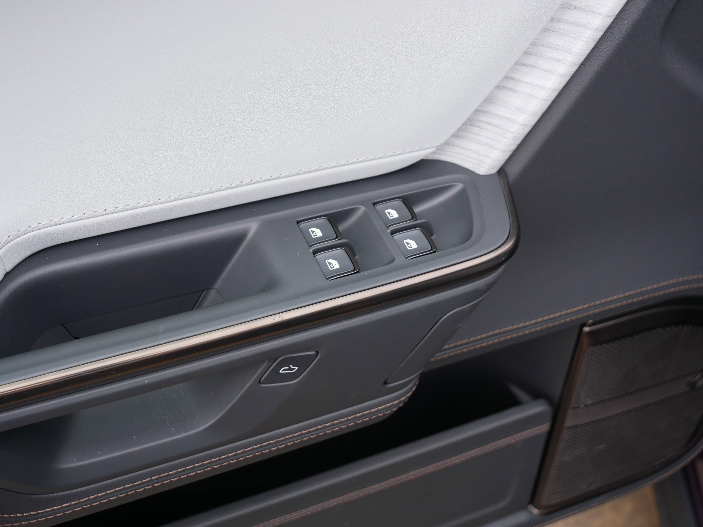 Used 2026 Rivian R1S Premium image 19