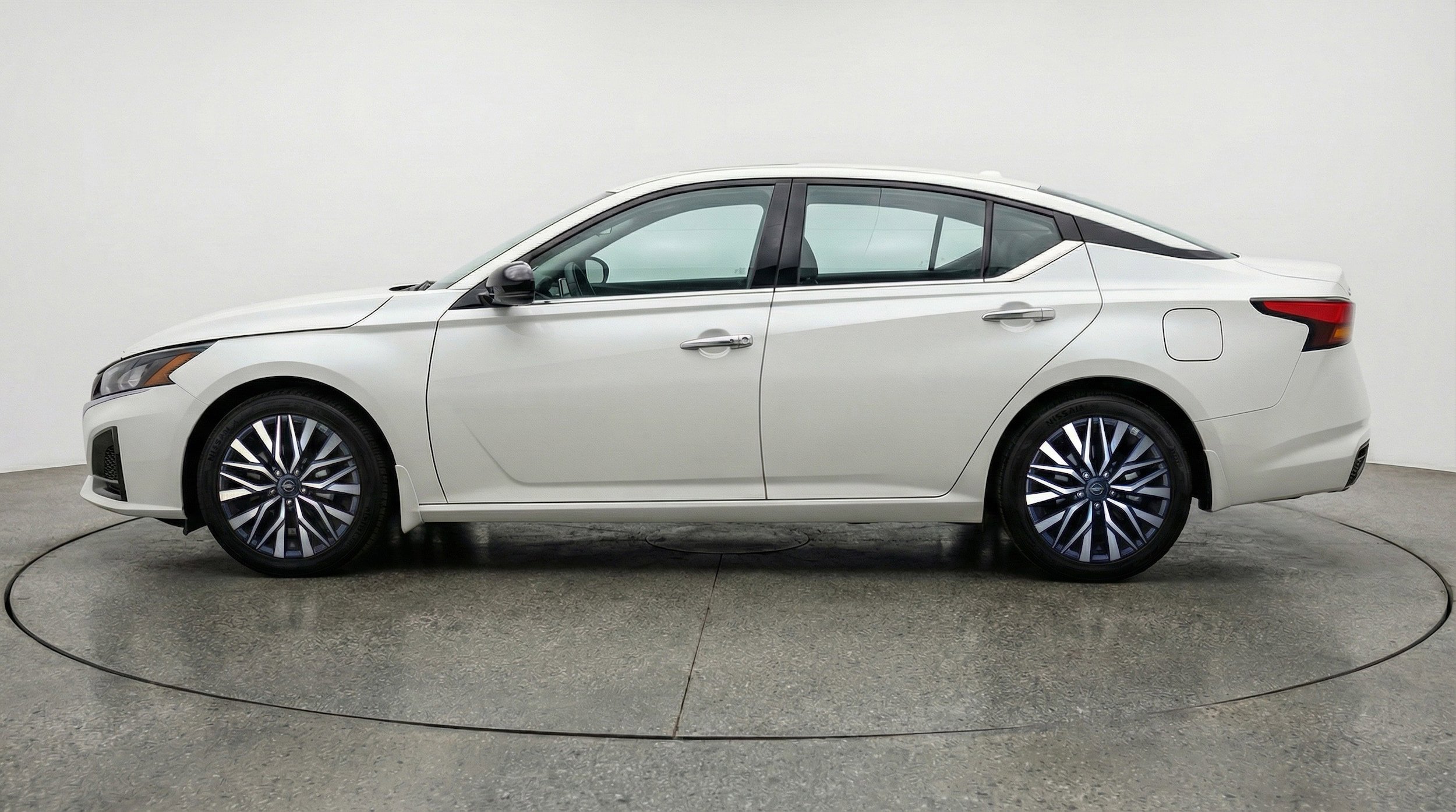 Used 2025 Nissan Altima 2.5 SV FWD image 4