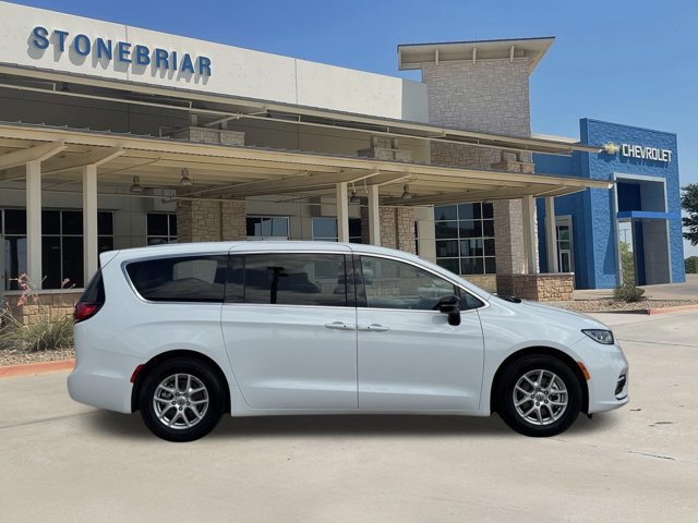 Used 2024 Chrysler Pacifica Touring-L FWD image 4