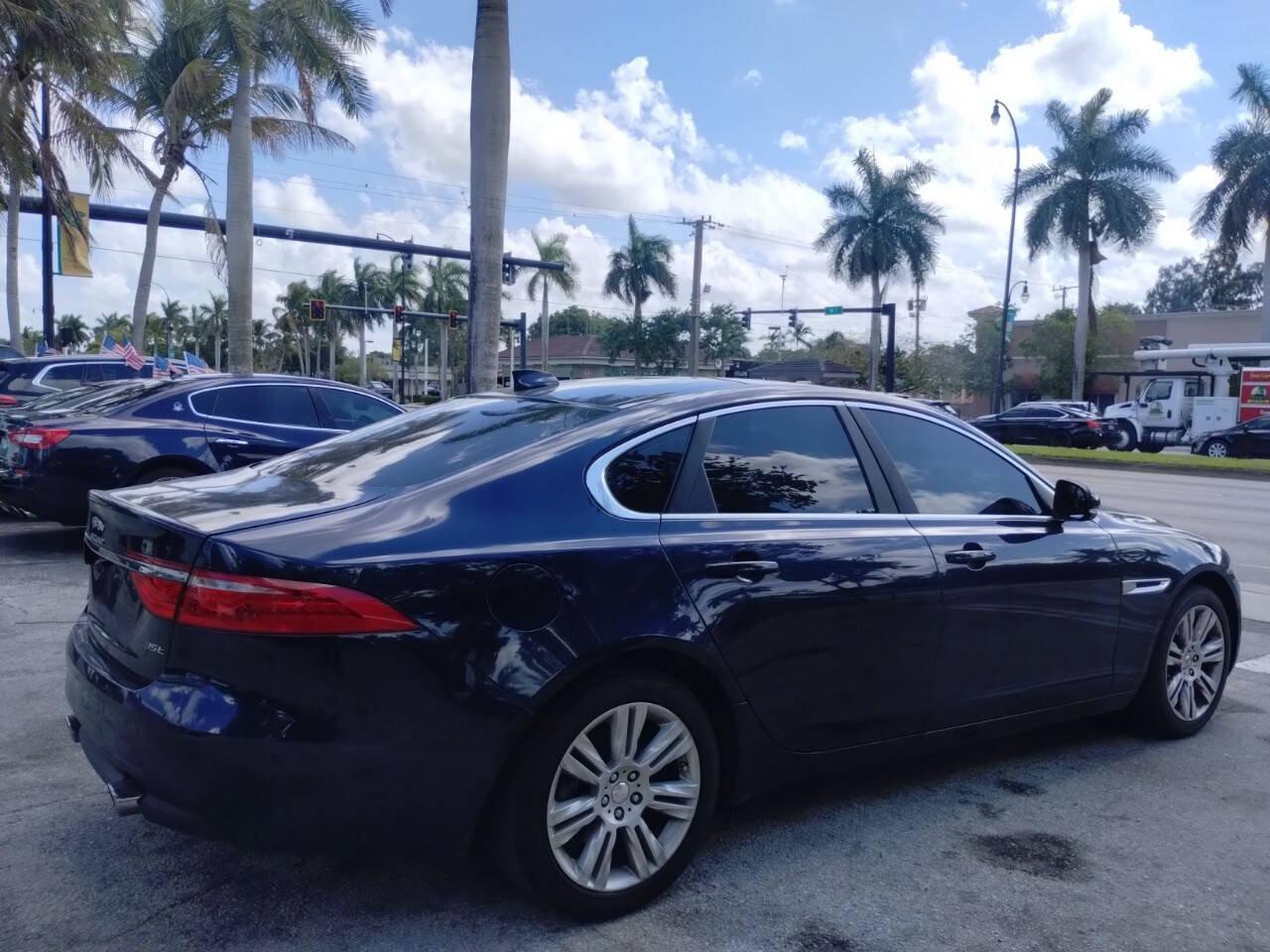 Used 2017 Jaguar XF Premium RWD image 11