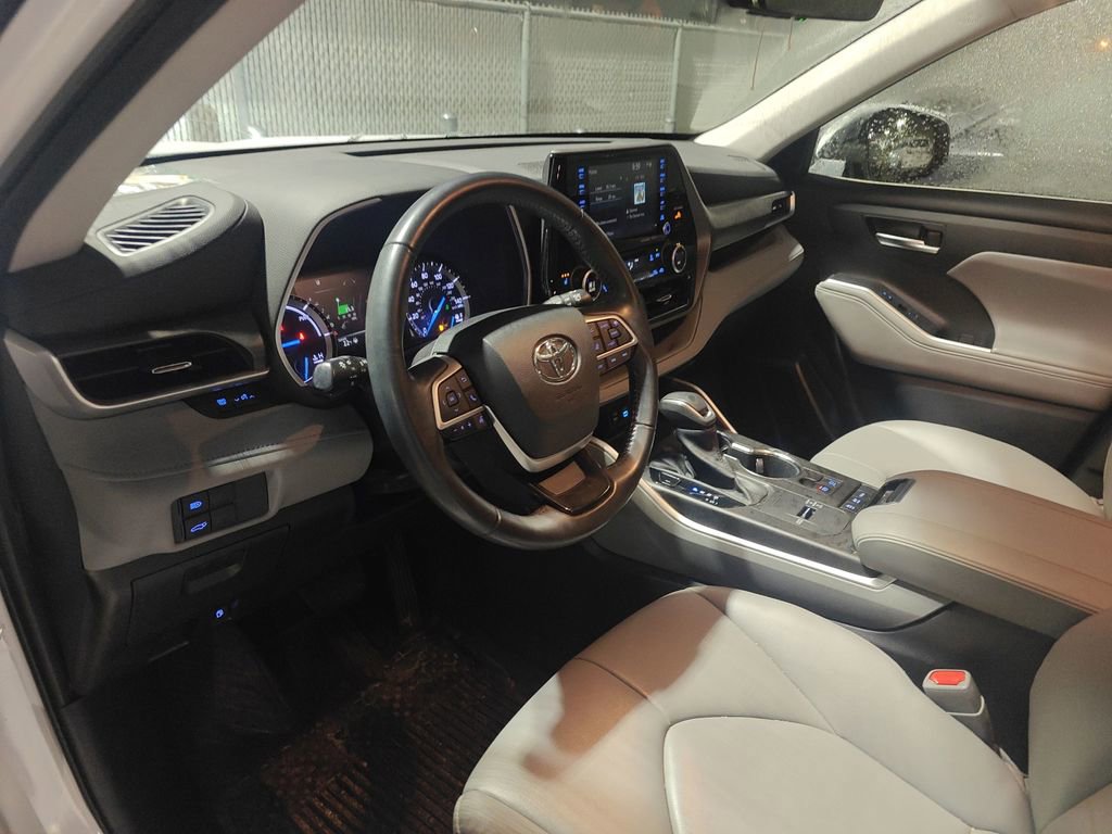 Used 2022 Toyota Highlander XLE image 7
