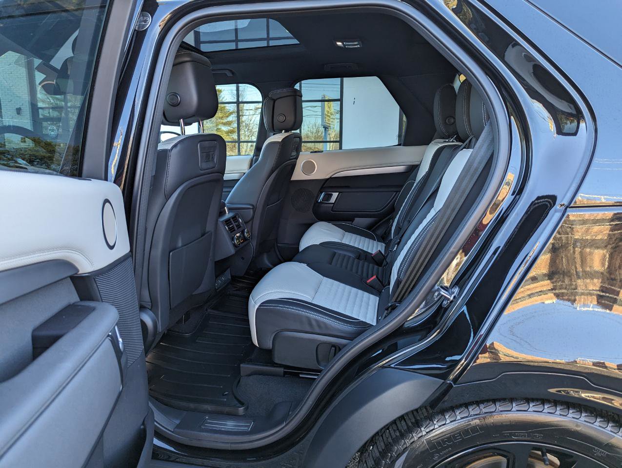 Used 2024 Land Rover Discovery Dynamic SE image 39