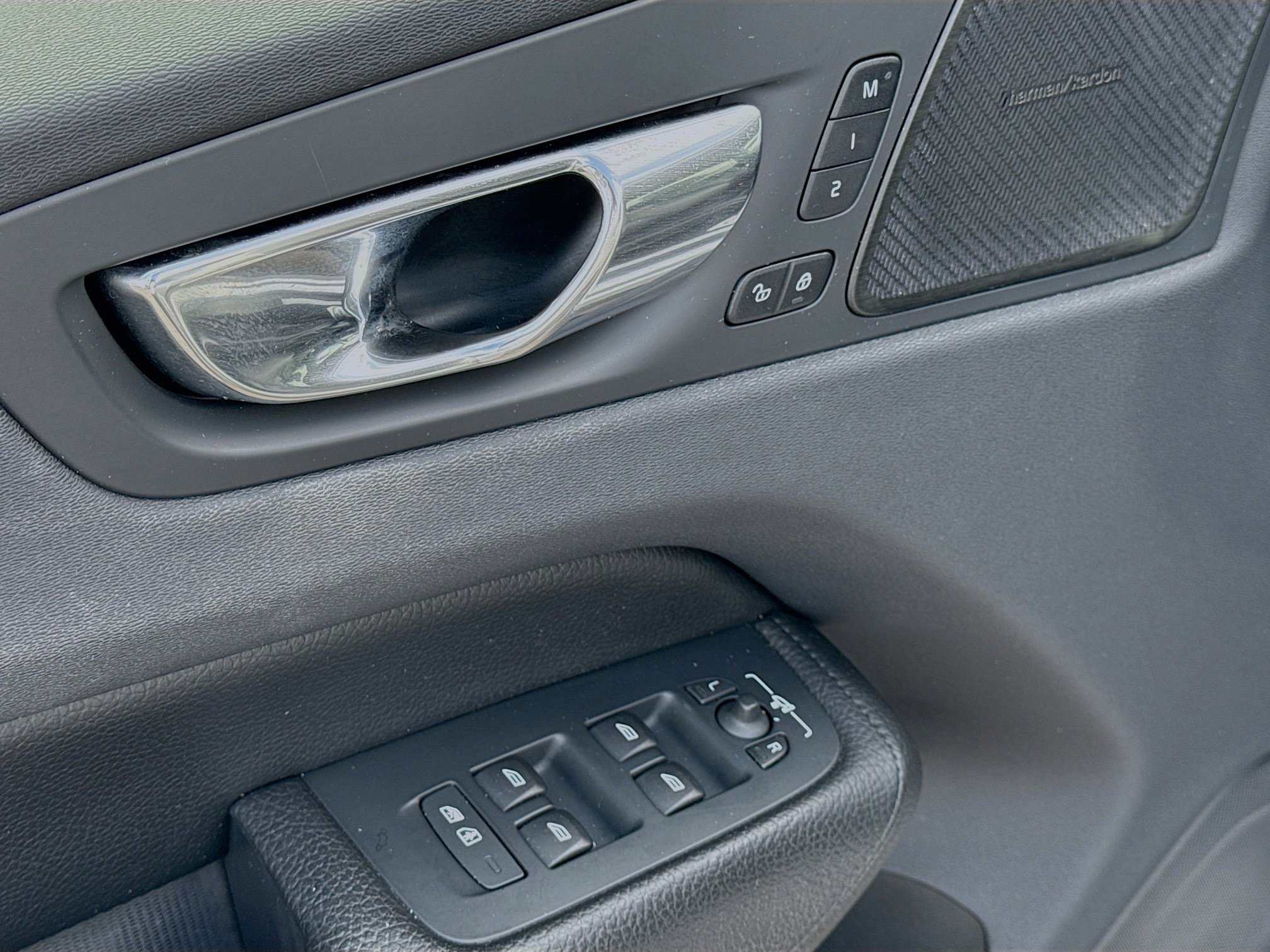 Used 2019 Volvo XC60 T5 Momentum w/ Multimedia Package image 23