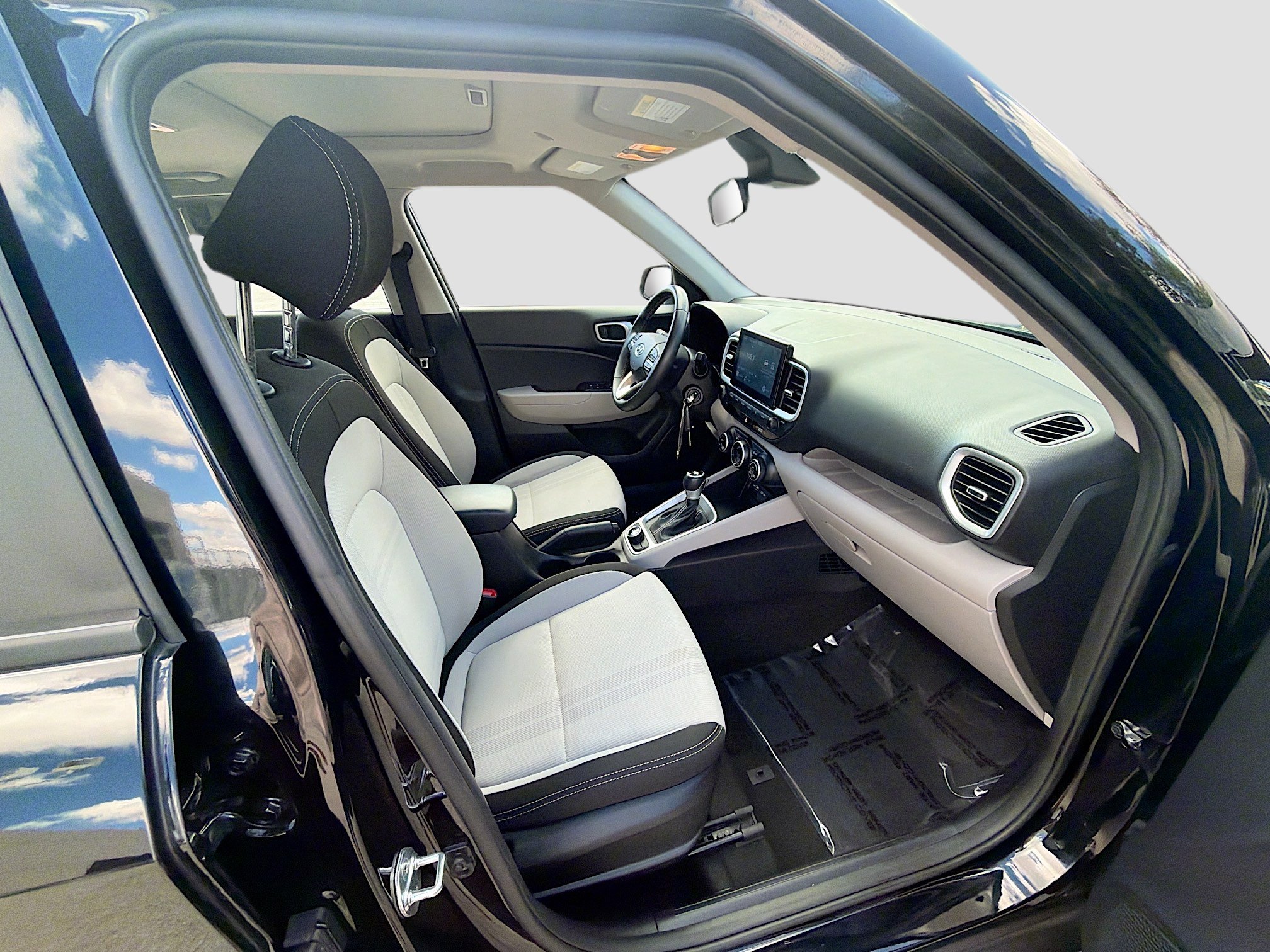 Used 2022 Hyundai Venue SEL image 28