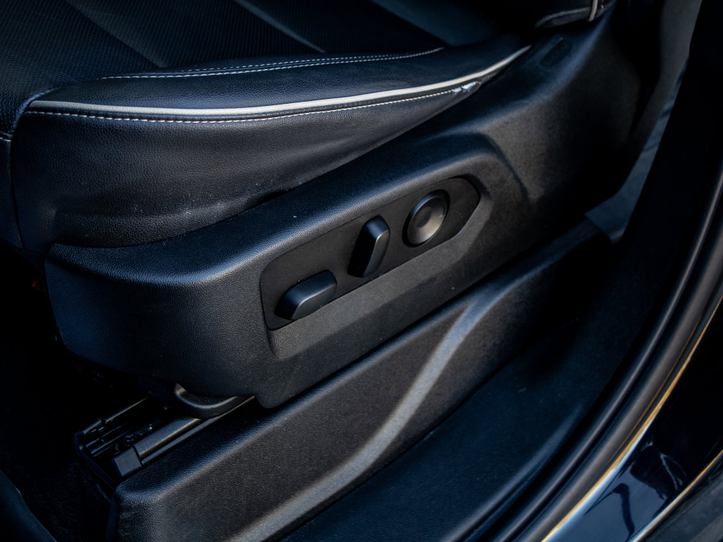 Used 2022 GMC Yukon XL SLT w/ SLT Premium Package image 22